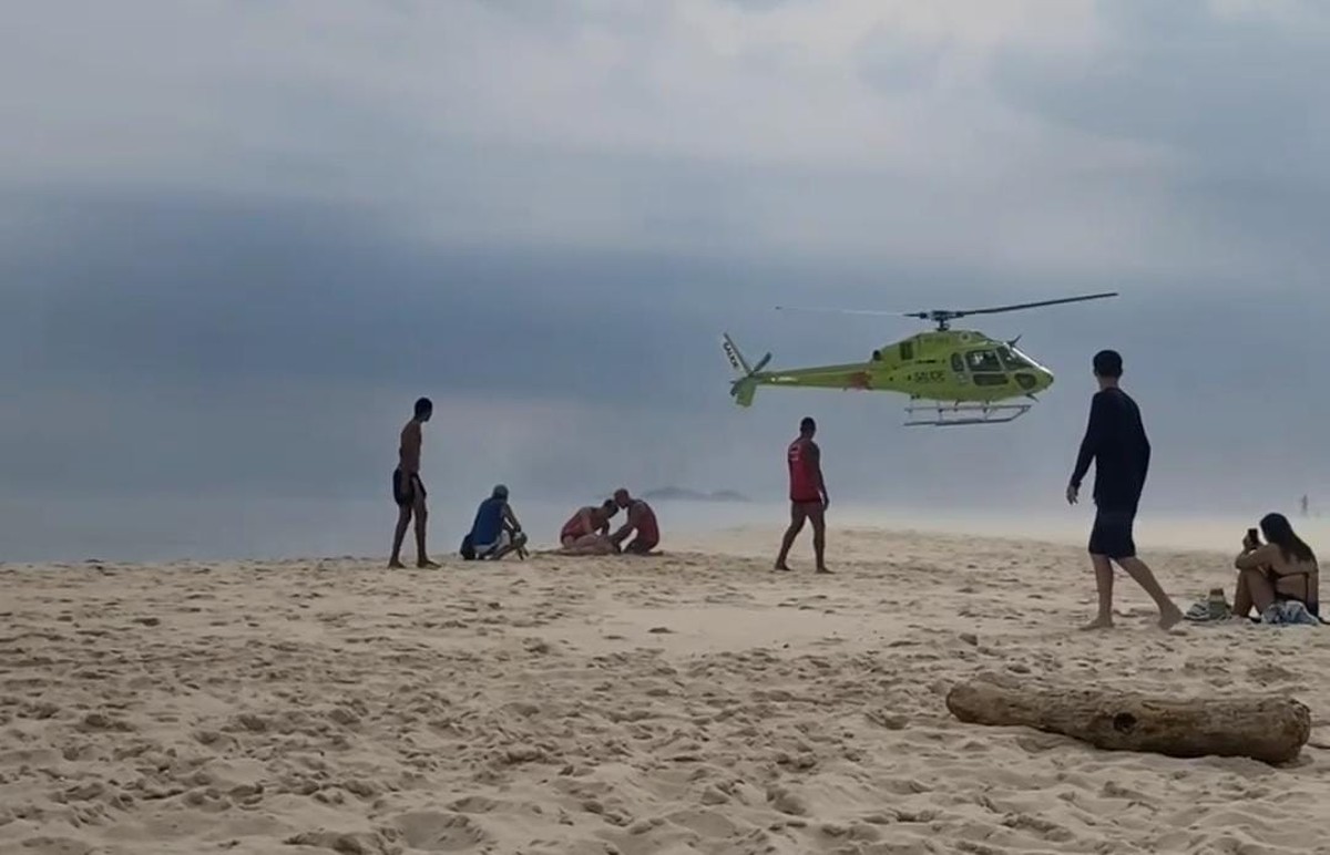 Idosa é resgatada desacordada em praia de Maricá